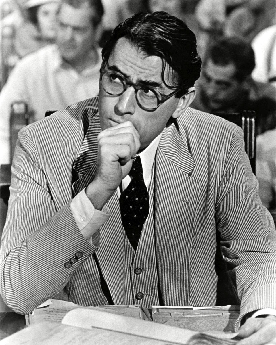 Gregory Peck: Round glasses, striped suit and tie