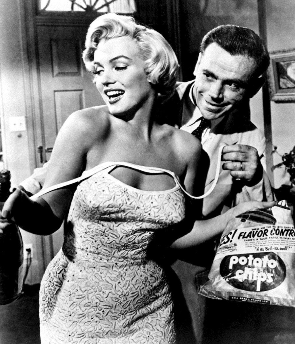 Marilyn Monroe: Embroidered cocktail dress