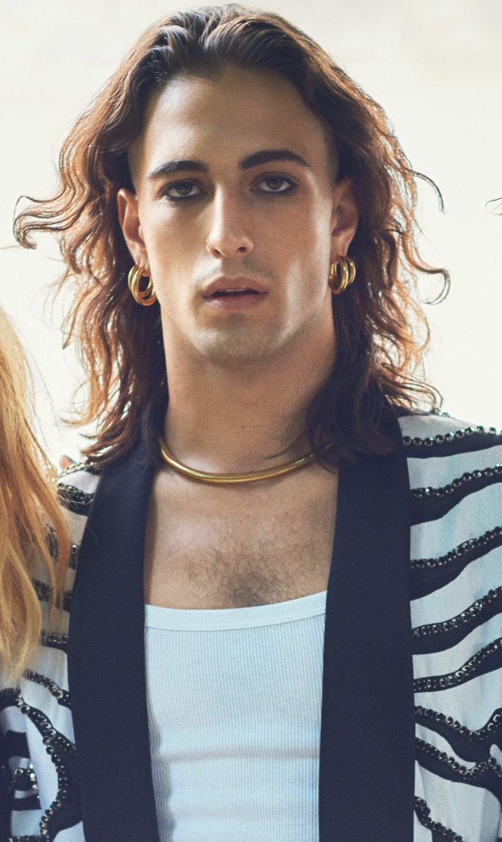 Damiano David: Striped jacket and gold choker