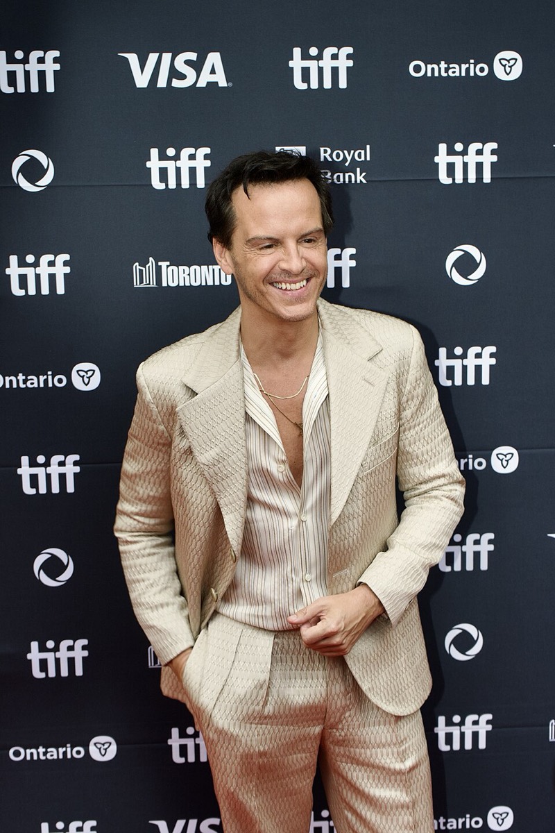 Andrew Scott: Cream textured suit and satin shirt