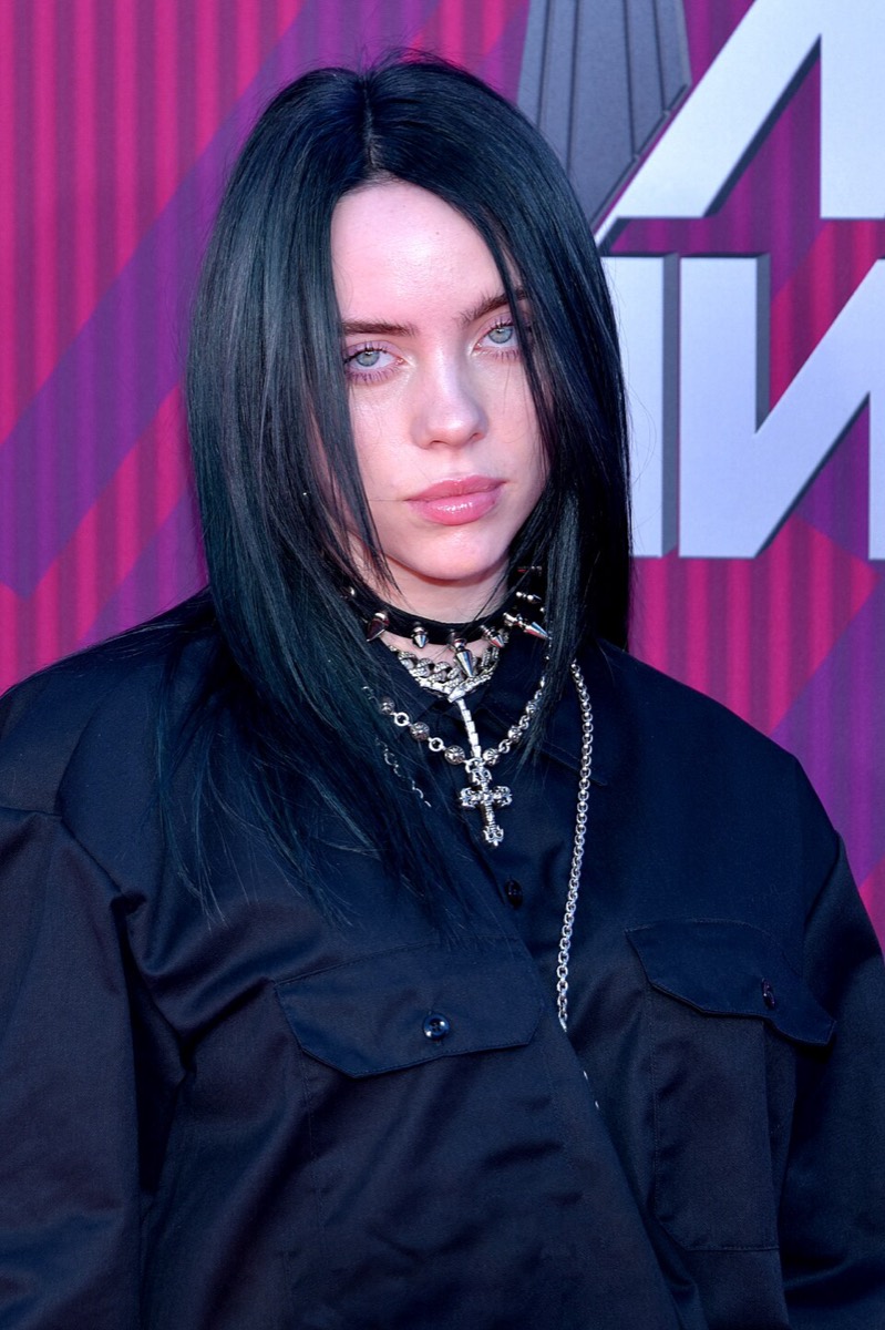 Billie Eilish: Layered chains and black oversized shirt