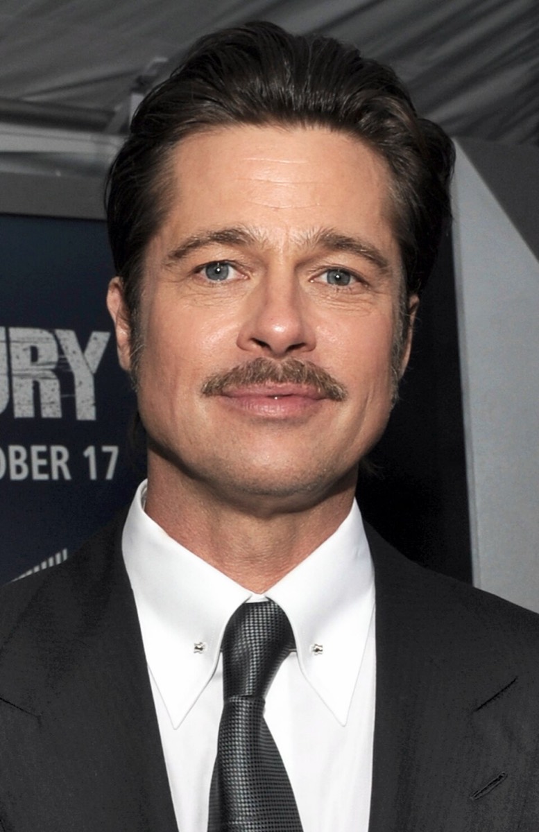 Brad Pitt: Dark suit, collar bar and textured tie