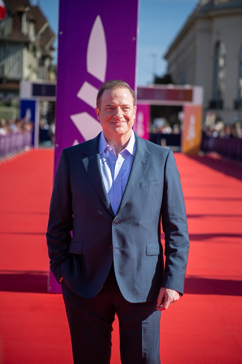 Brendan Fraser: Blue suit and open shirt