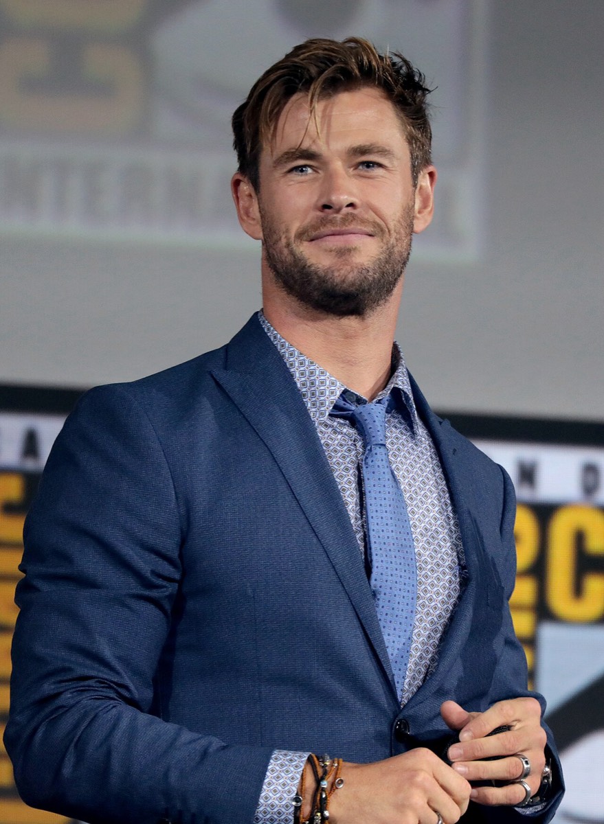 Chris Hemsworth: Navy suit and blue shirt