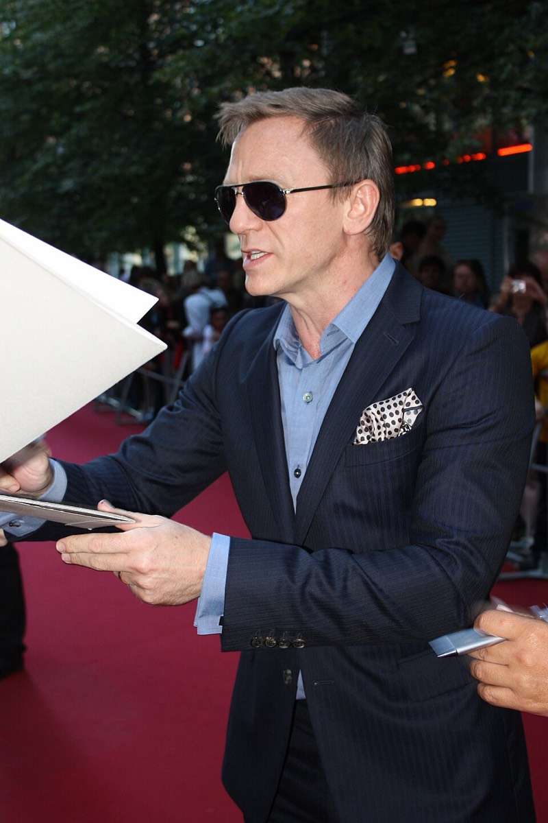 Daniel Craig: Navy pinstripe jacket and aviators