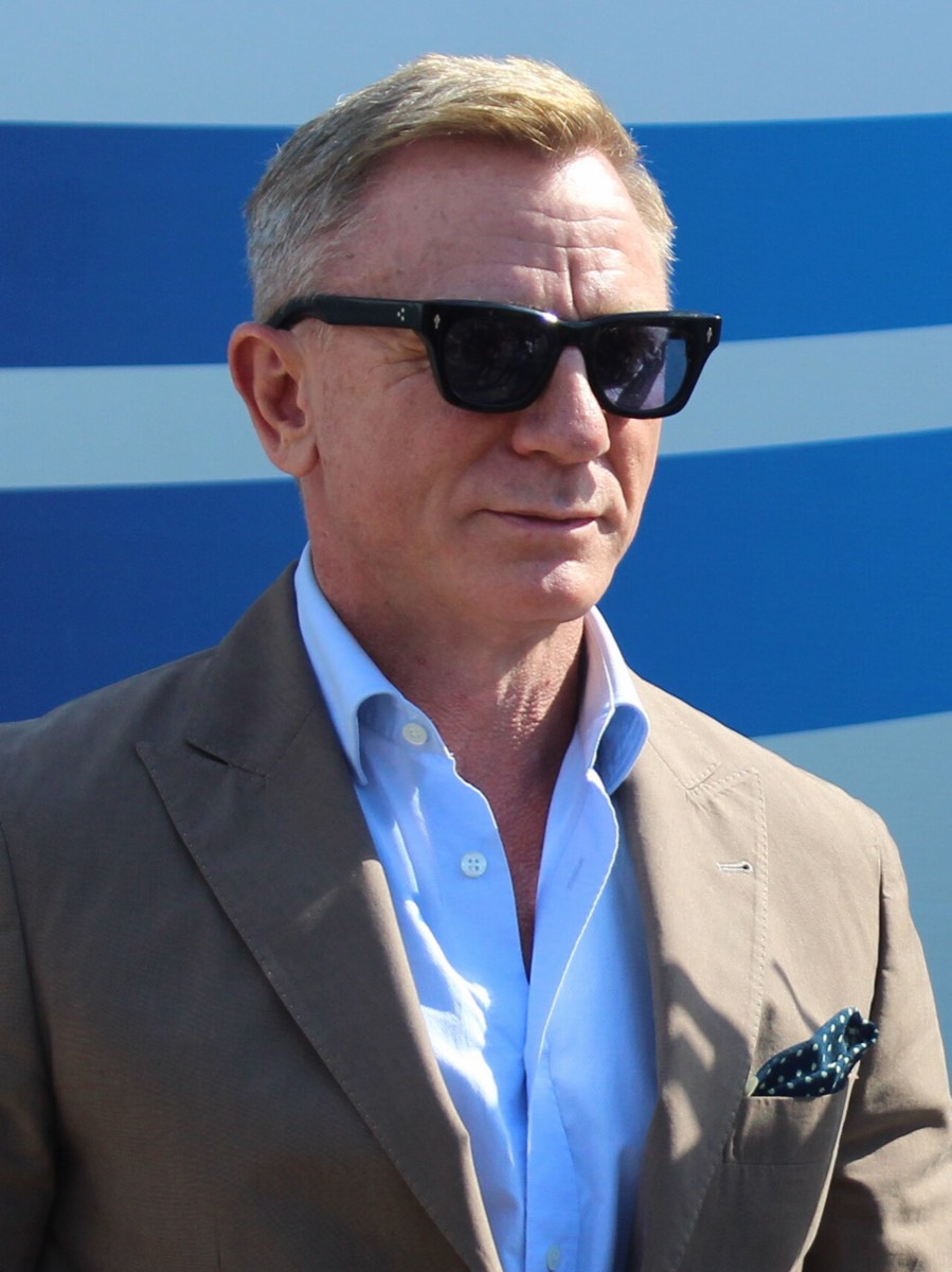 Daniel Craig: Tan jacket and light blue shirt