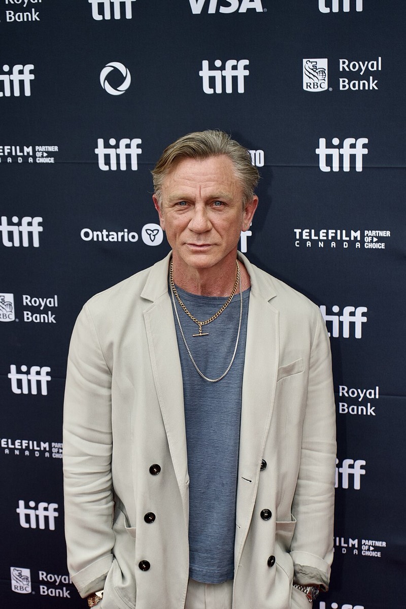 Daniel Craig: Double-breasted linen jacket and chains