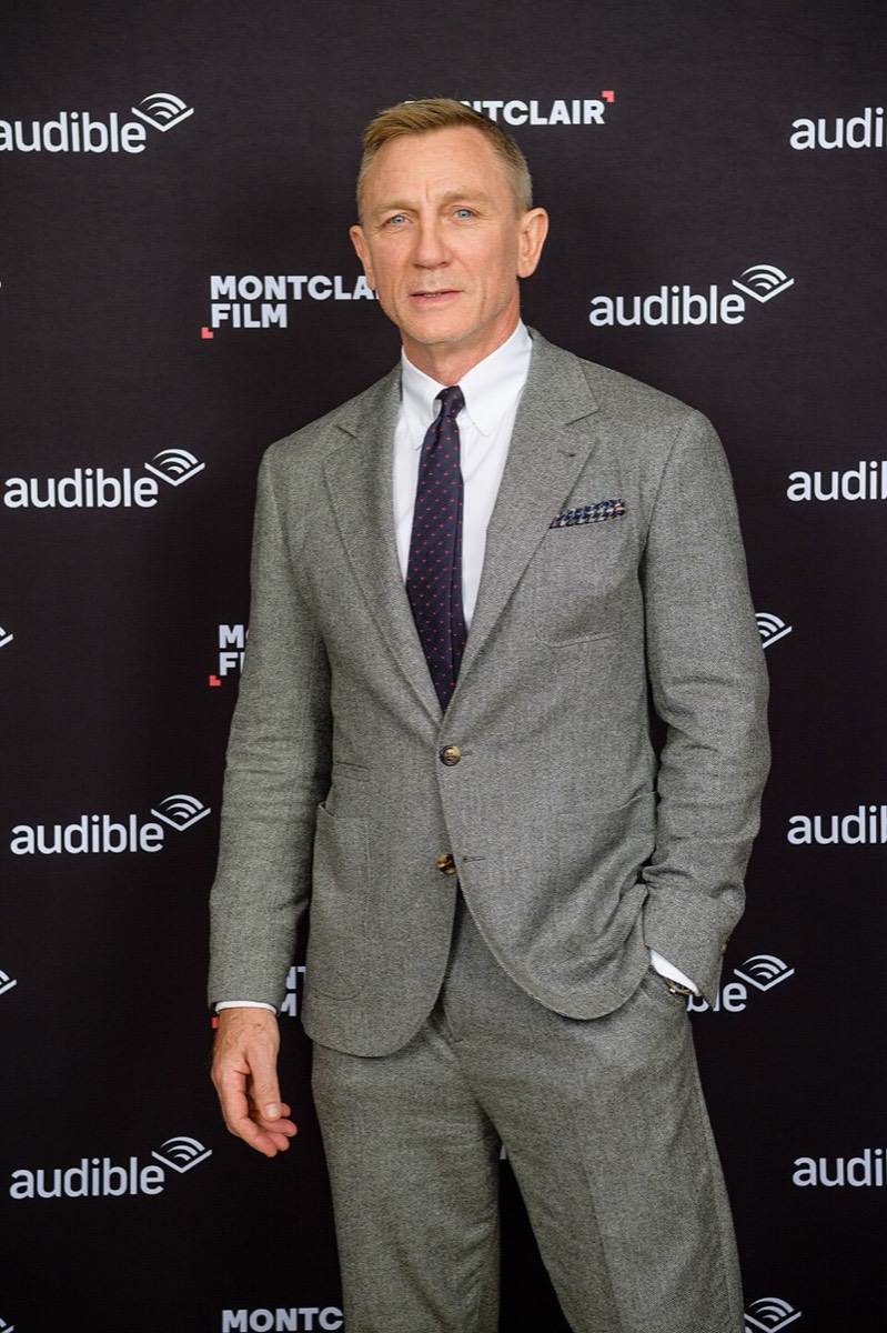Daniel Craig: Grey check suit and burgundy tie