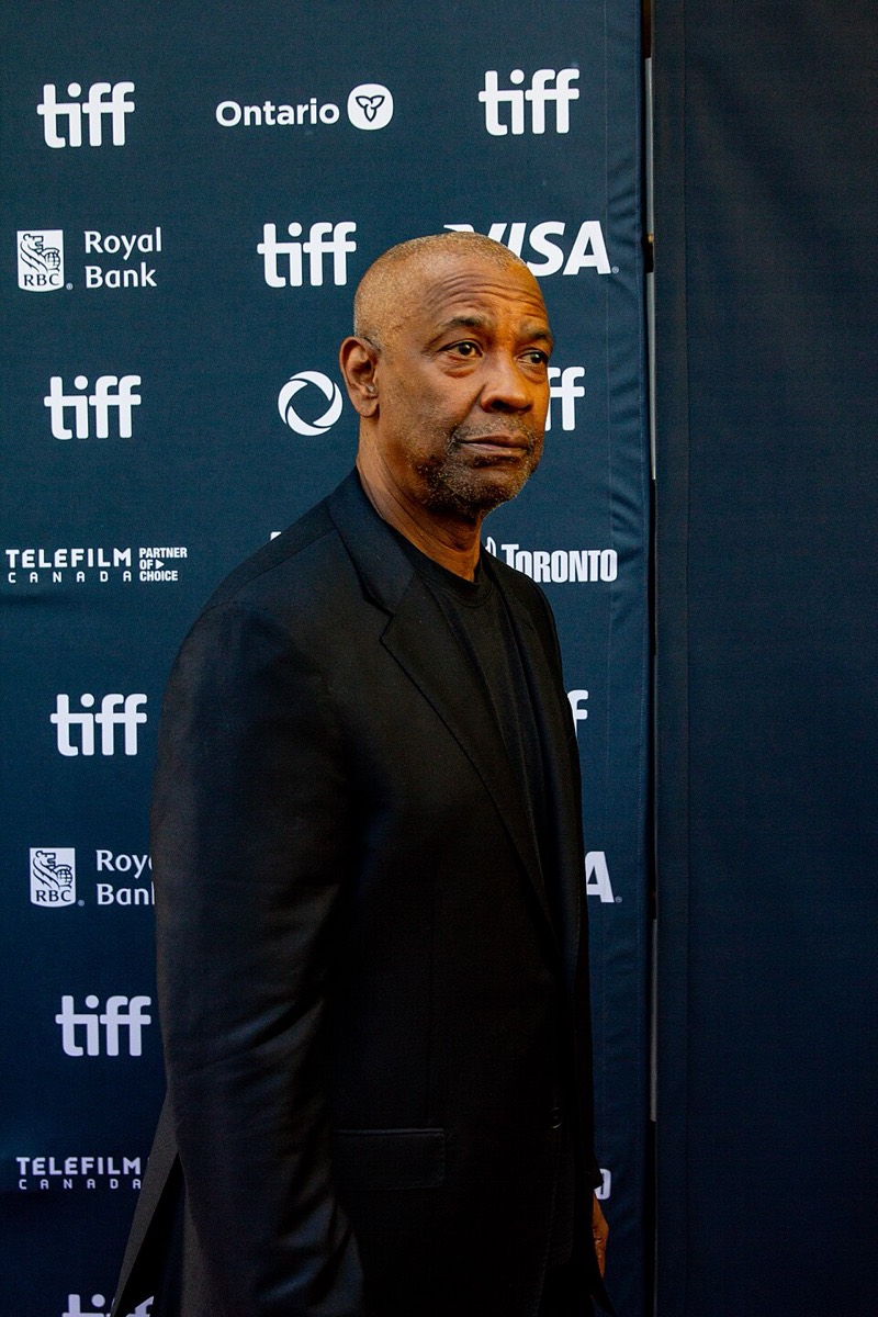 Denzel Washington: All-black suit and tee