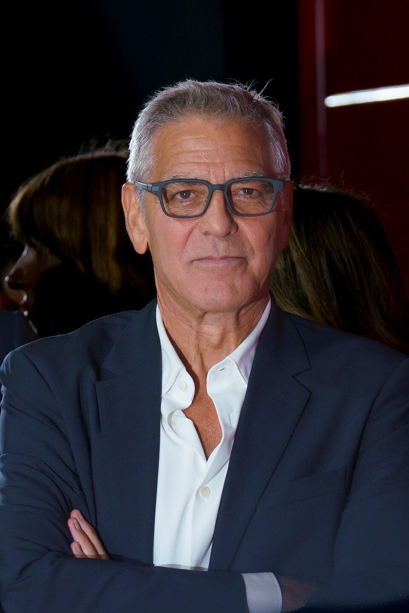 George Clooney: Navy suit, open shirt and glasses