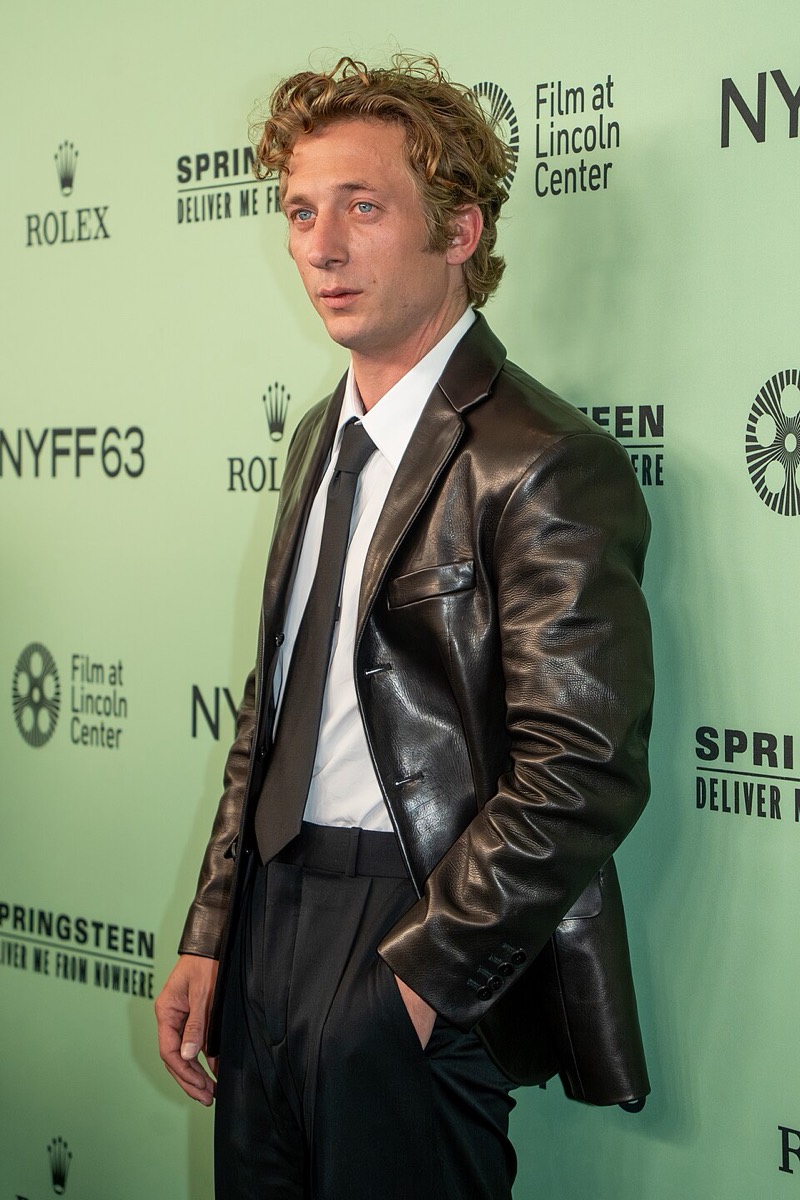 Jeremy Allen White: Leather blazer and skinny tie