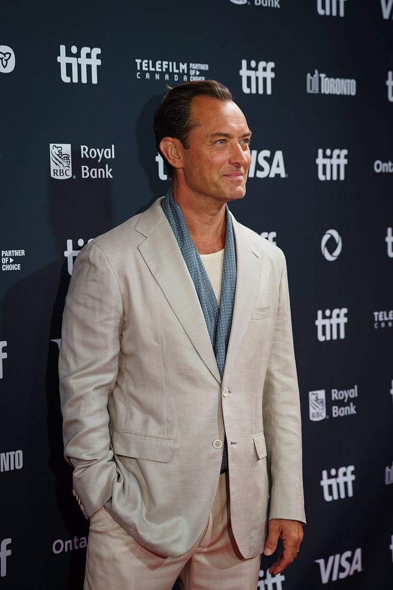 Jude Law: Cream suit and blue silk scarf