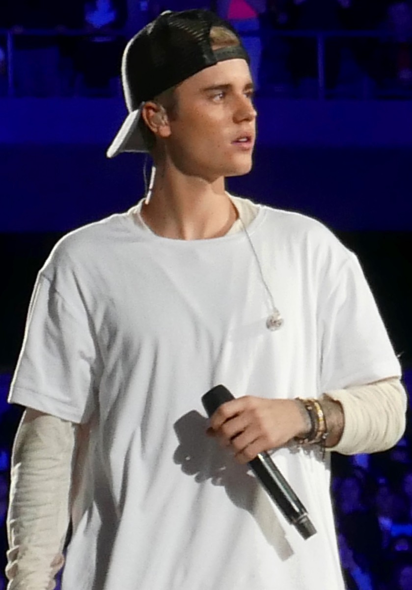 Justin Bieber: Backwards cap and oversized white tee