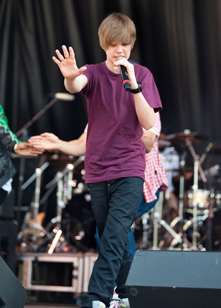 Justin Bieber: Purple tee and dark jeans