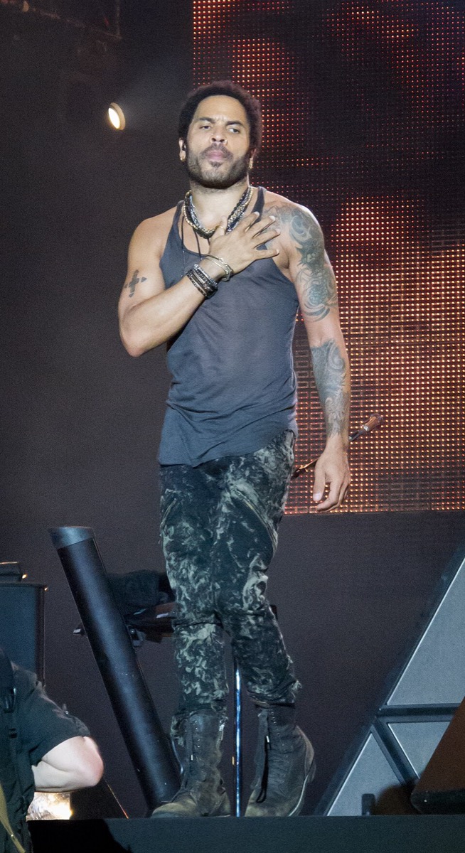 Lenny Kravitz: Grey tank and camo trousers
