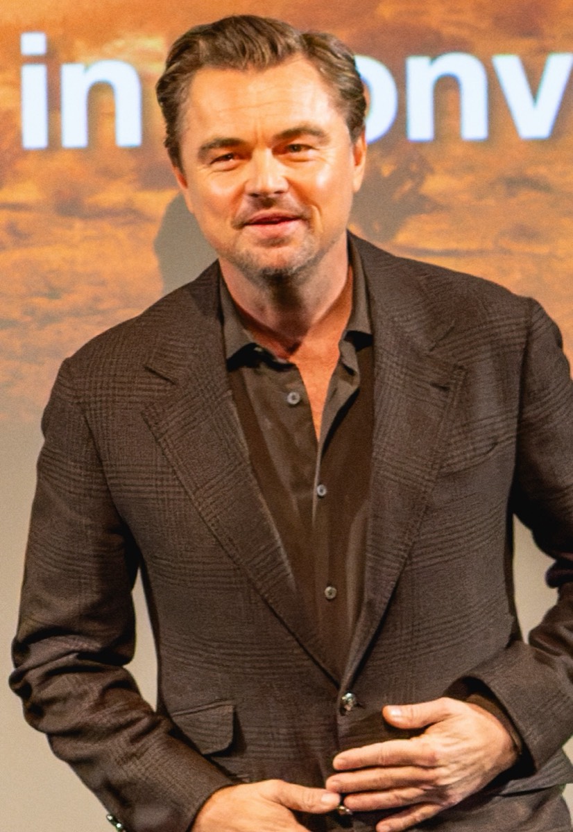 Leonardo DiCaprio: Brown suit and dark shirt