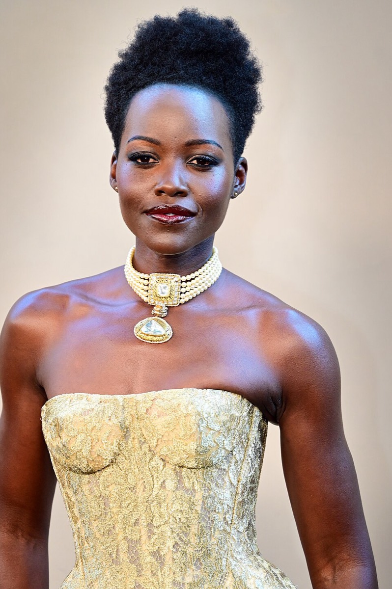 Lupita Nyong'o: Gold choker and corset gown