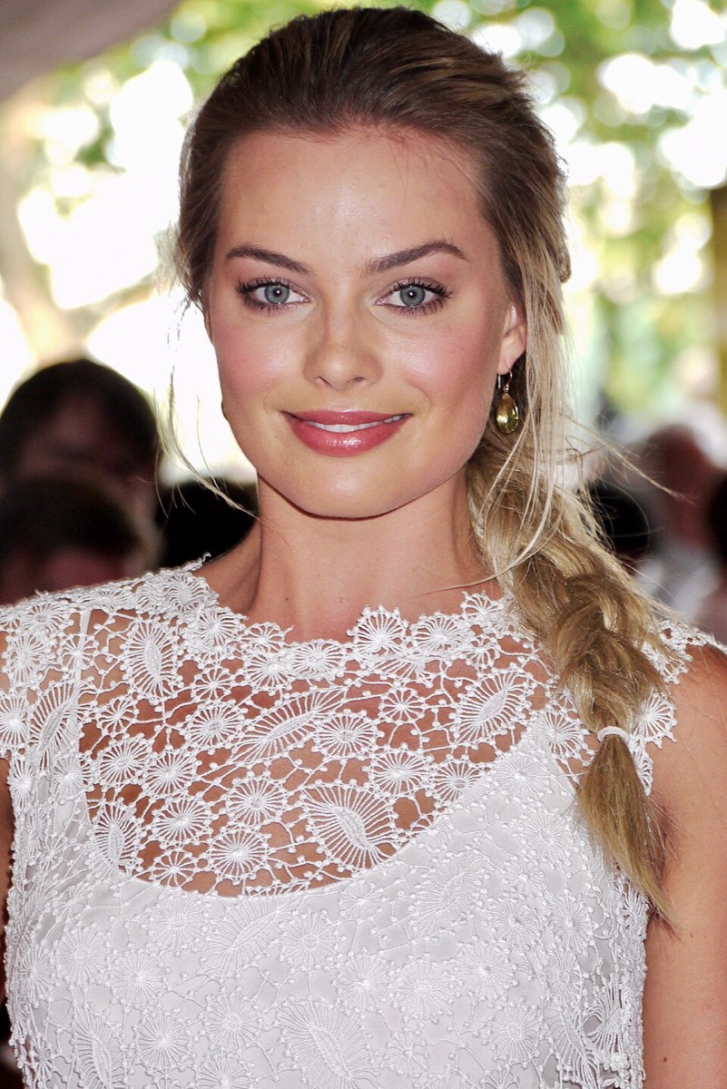 Margot Robbie: White lace top and gold earrings