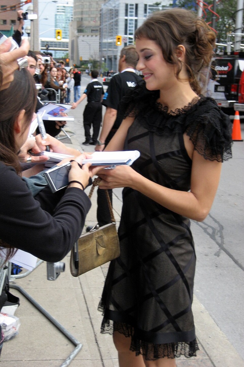 Marion Cotillard: Black ruffle dress and gold bag
