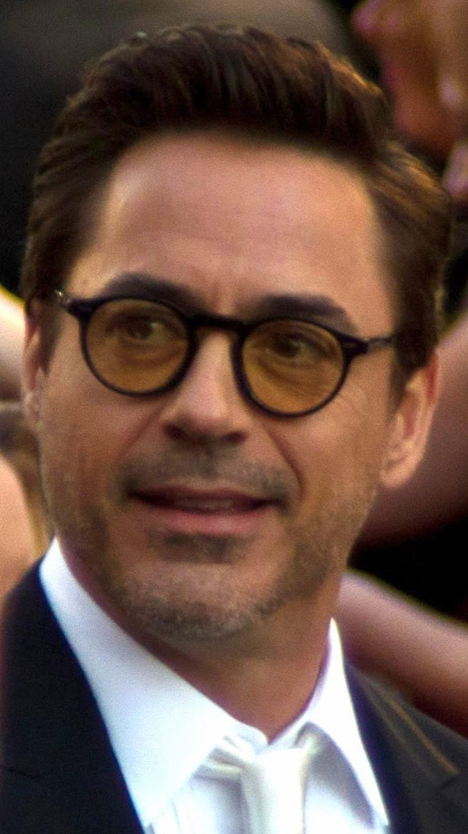 Robert Downey Jr.: Round tinted glasses and tuxedo