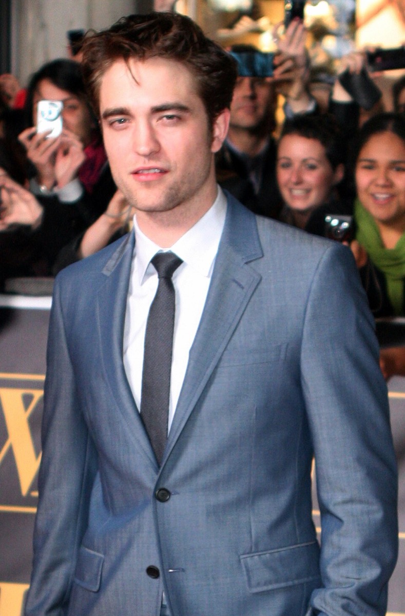 Robert Pattinson: Blue-grey suit and skinny tie