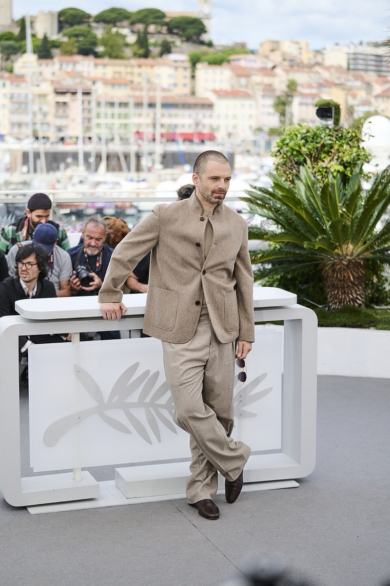 Sebastian Stan: Beige relaxed suit
