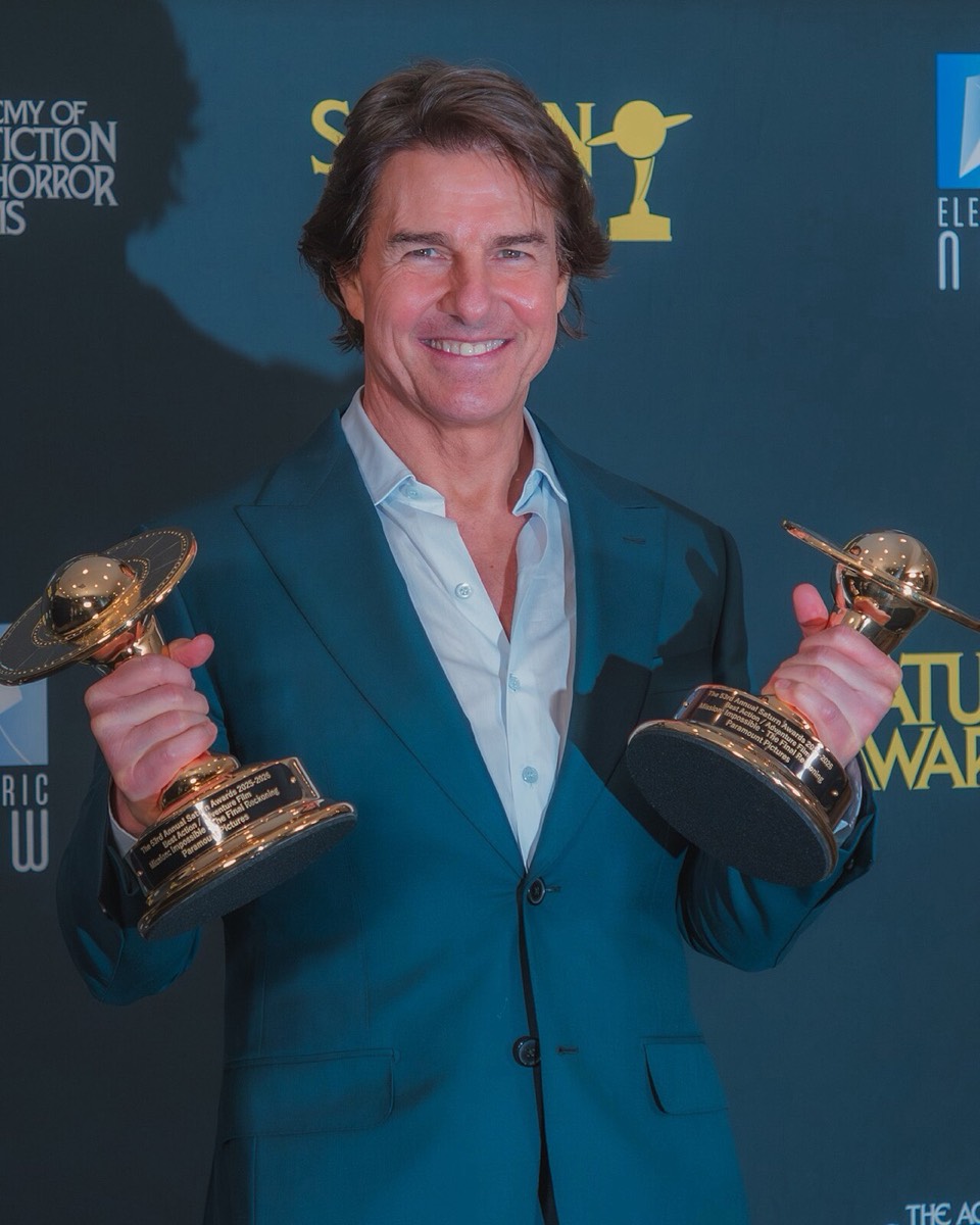 Tom Cruise: Navy suit, open collar
