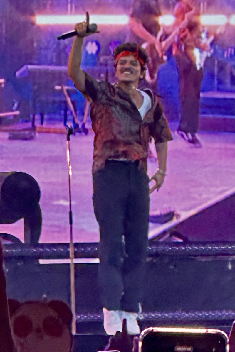 Bruno Mars: Red bandana and black shirt