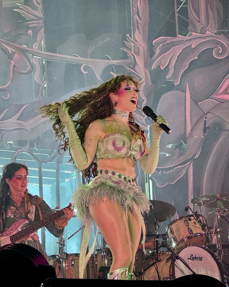 Chappell Roan: Feathered showgirl costume