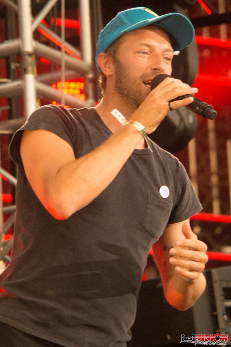 Chris Martin: Blue cap and black T-shirt