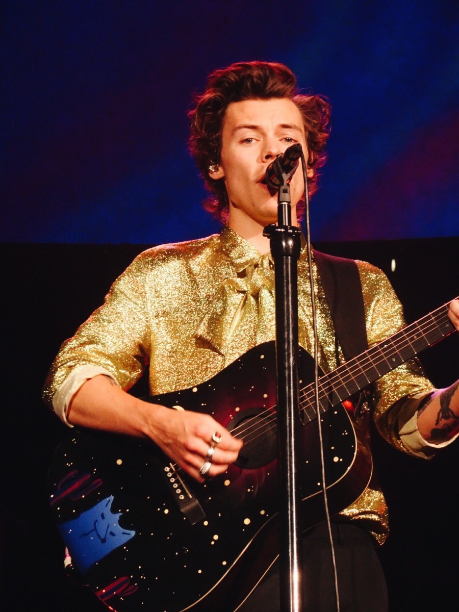 Harry Styles: Gold metallic shirt