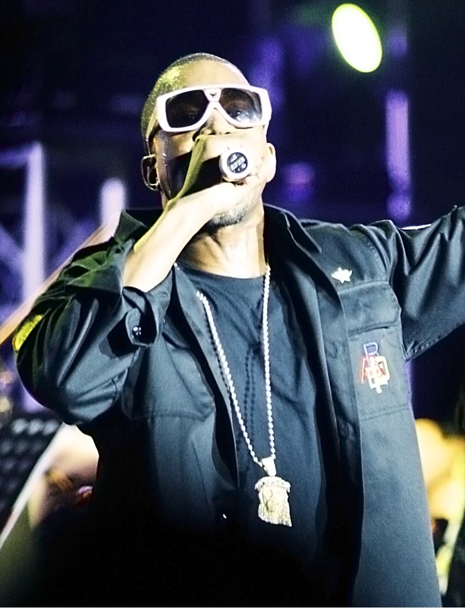 Kanye West: White sunglasses and gold chain